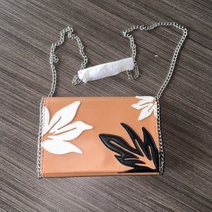 NWT Gorgeous Chelsea28 beige crossbody with white and black leaf appliqué